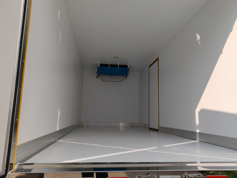  HOWO 4x2 refrigerated truck