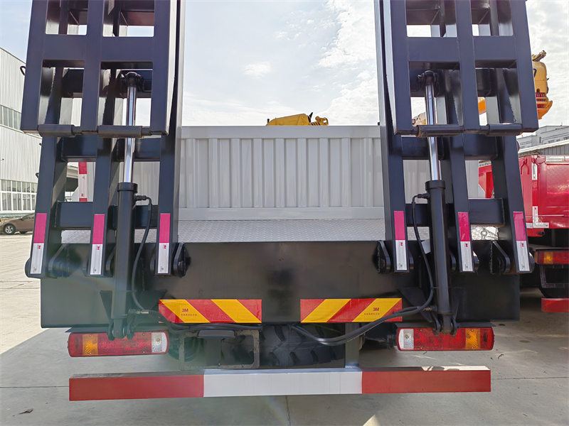 Howo 8x4 truck with 16T knuckle crane