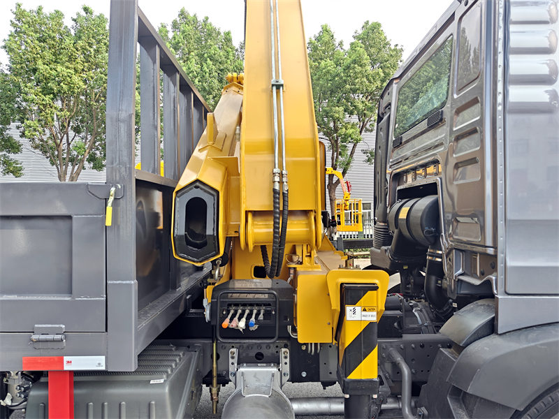 Howo 4x2 truck with 6T knuckle crane