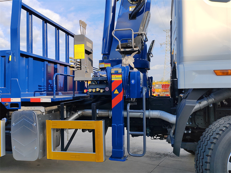 HOWO NX 6X4 mobile truck with crane