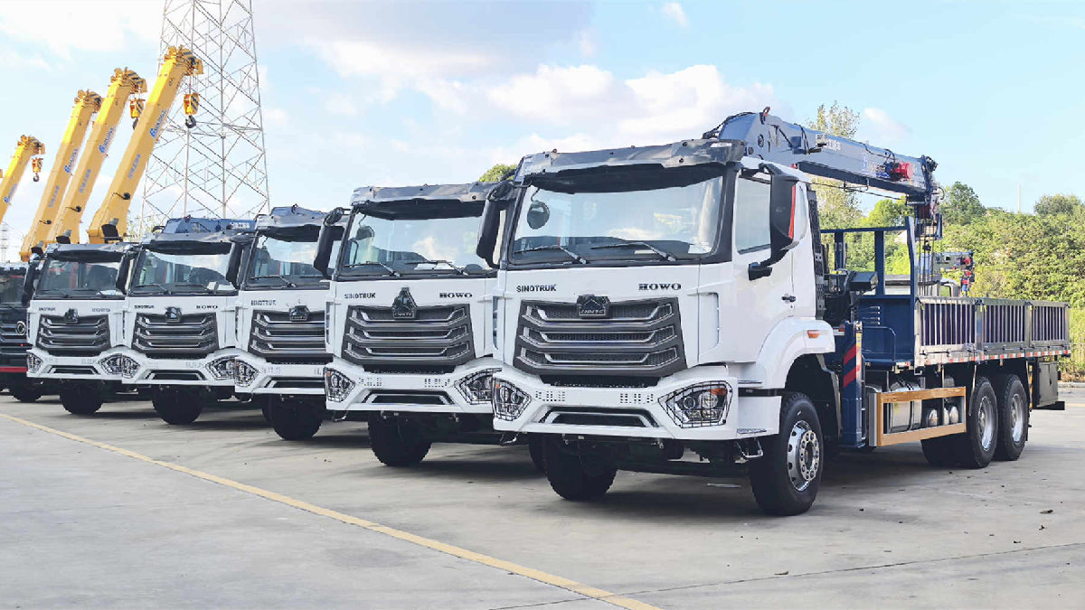 5 gru montate su camion HOWO consegnate in Angola